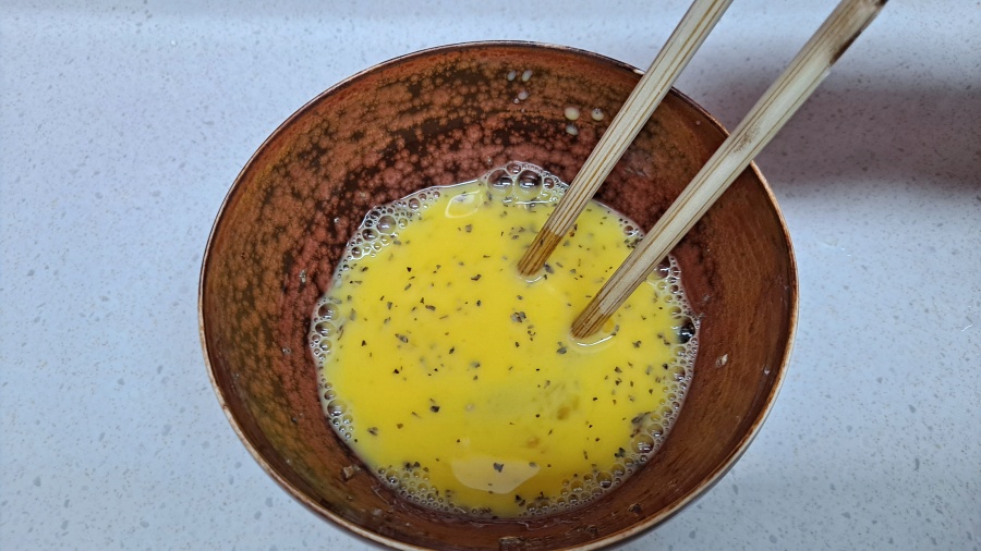 계란과 물 섞는 장면