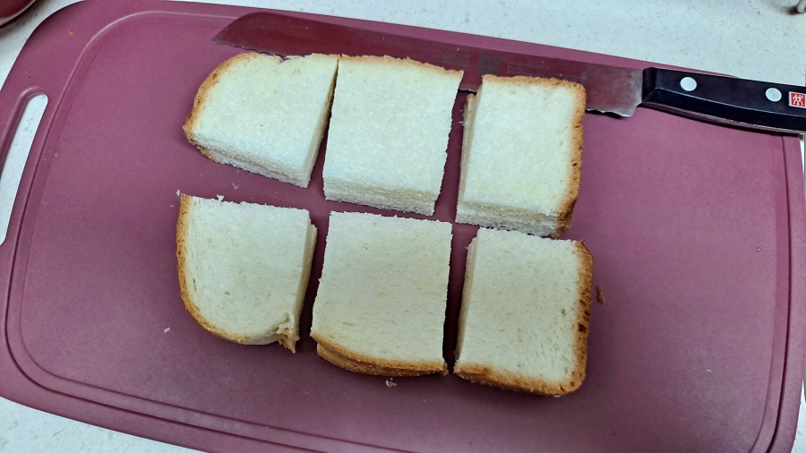 식빵 자르는 모습