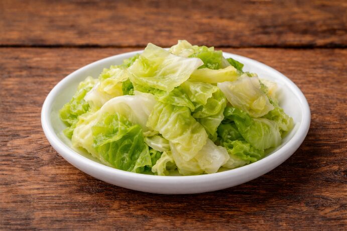 신장에 좋은 음식: 삶은 양배추가 작은 접시에 담긴 모습