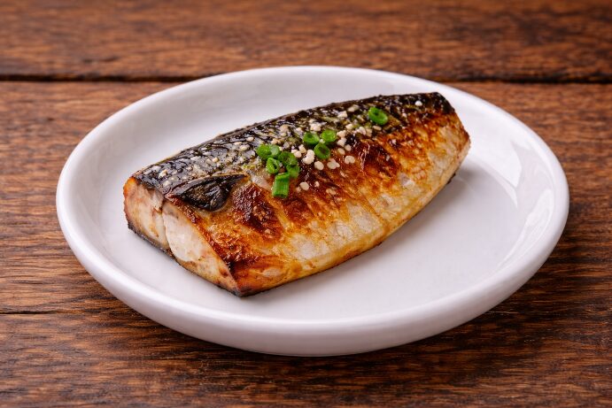 신장에 좋은 음식: 고등어 구이 절반이 하얀 접시에 담긴 모습