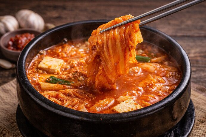 장 환자 김치찌개 건더기만 먹기, 김치를 젓가락으로 건지는 모습