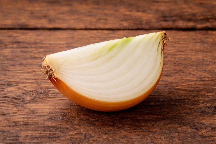 신장에 좋은 음식: 양파 1/4개가 테이블 위에 놓인 모습