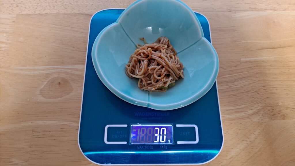 비빔냉면 나트륨 측정을 위해 30g 시료를 준비한 모습