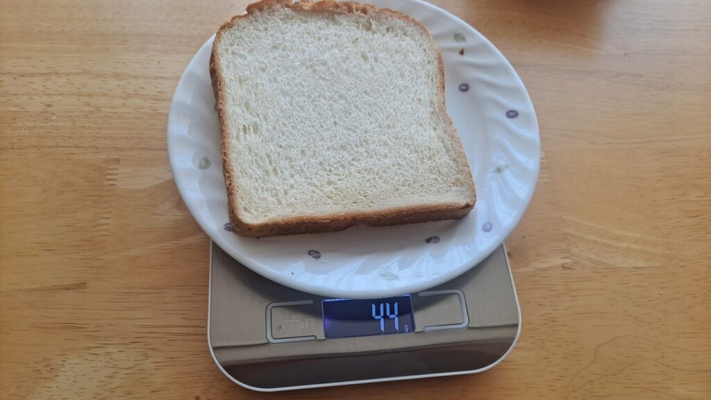 식빵 나트륨 계산을 위해 식빵 한 장의 무게 44g을 전자저울로 측정한 모습