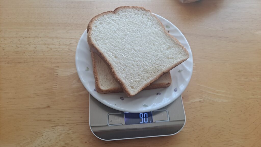 식빵 나트륨 계산을 위해 식빵 두 장의 무게 90g을 전자저울로 측정한 모습