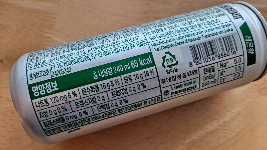 게토레이 캔에 적힌 영양성분표를 통해 나트륨과 당분 함량을 확인하고 신장병 이온음료가 콩팥에 미치는 부담을 분석하는 실측 사진 데이터