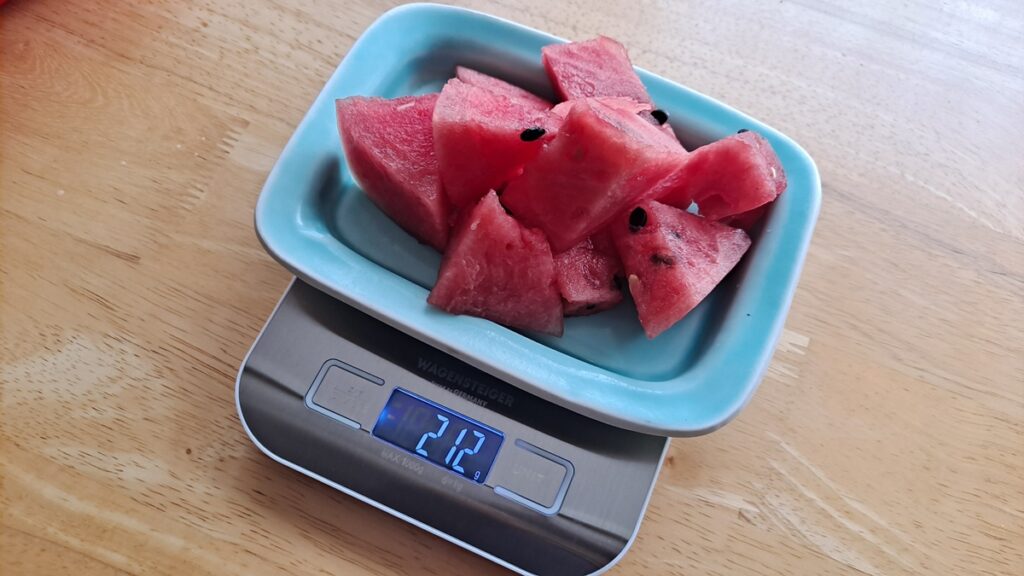 신장병 수박 200g 실제 무게 측정 모습, 적절한 수박 섭취량을 확인하기 위한 전자저울 사진
