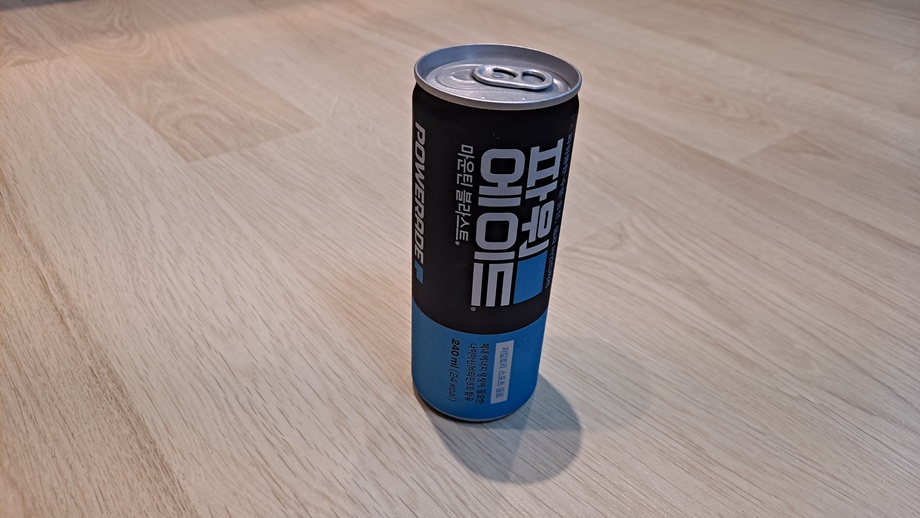 파워에이드 영양성분표의 높은 나트륨 수치를 분석하며, 콩팥 기능이 저하된 환자가 섭취 시 주의해야 할 신장병 이온음료의 실측 성분 사진
