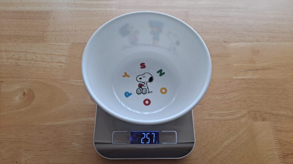신라면 나트륨 실험에서 빈 그릇의 무게를 측정하는 모습