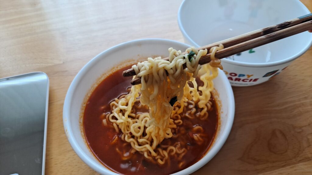 신라면 나트륨 실험을 위해 면과 국물을 분리하는 모습